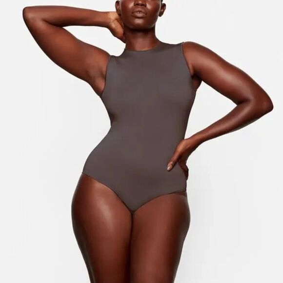 SKIMS Tops - Essential crew neck sleeves body